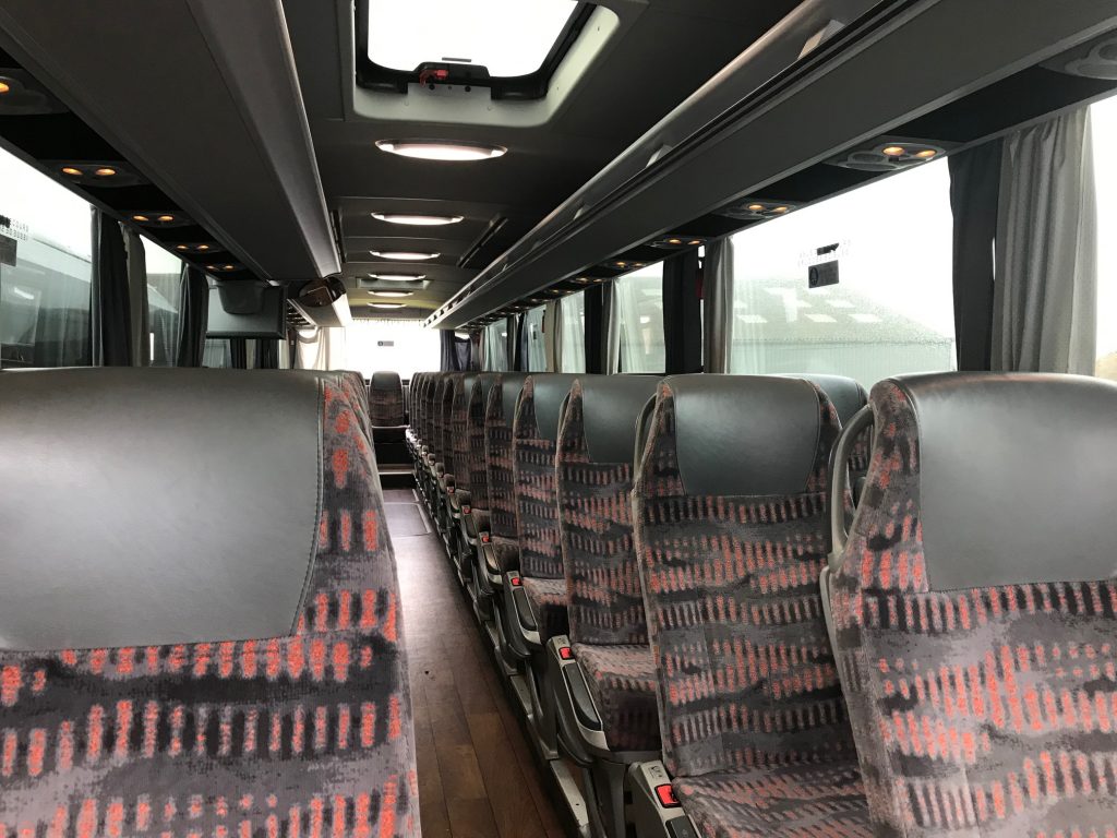 transport-de-voyageurs-vue intérieure d'un car de tourisme confort-siège